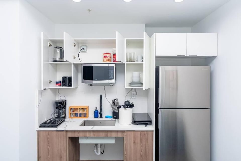 TV and multimedia, Coffee/tea facilities, Kitchen or kitchenette, oven, stove, toaster