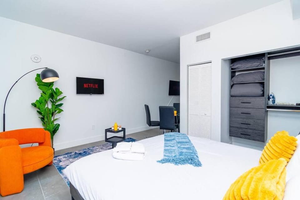 Bed, TV and multimedia, Photo of the whole room, Bedroom, wardrobe, air conditioner