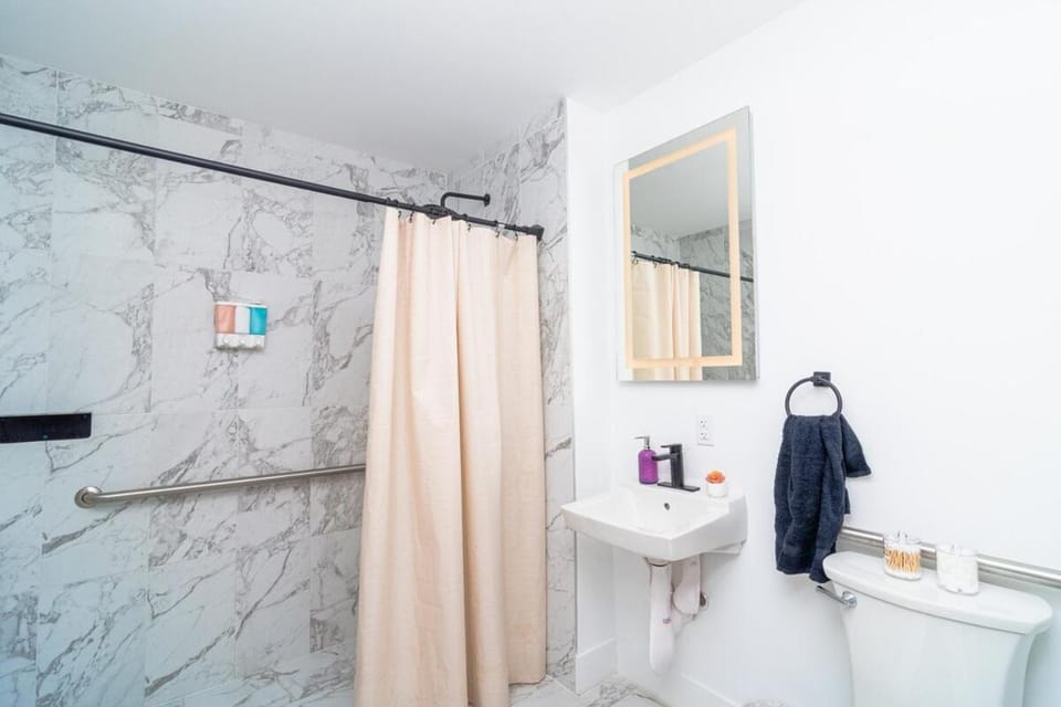 Luxury Studio Suite with King Bed Near Brickell & Marlins Park Apartment in Miami