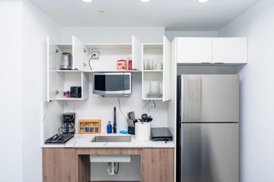 Luxury Studio Suite with King Bed Near Brickell & Marlins Park Apartment in Miami