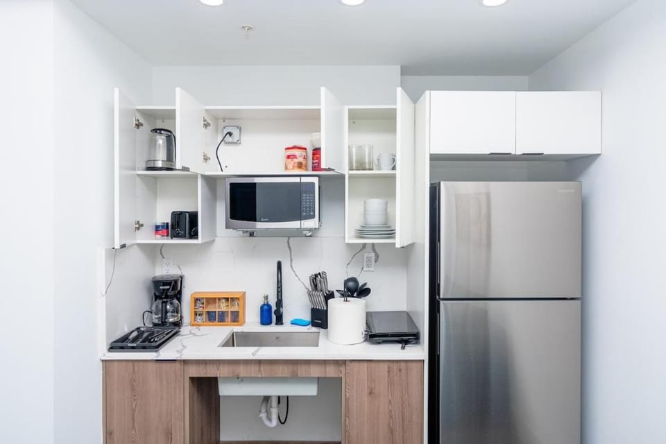 Luxury Studio Suite with King Bed Near Brickell & Marlins Park Apartment in Miami