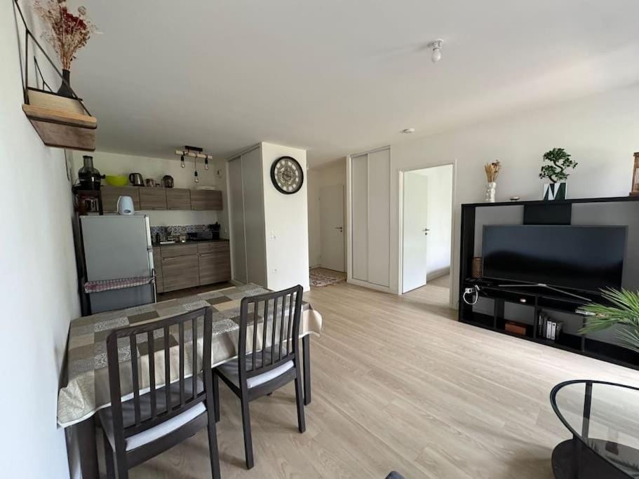 Appartement spacieux avec terrasse Apartment in Caen