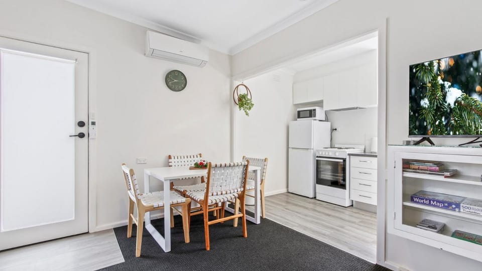 Beach Trail Retreat - Cosy Coastal Family Stay Apartment in Lakes Entrance