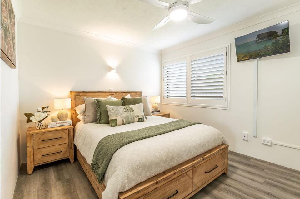 Bed, TV and multimedia, Photo of the whole room, Bedroom