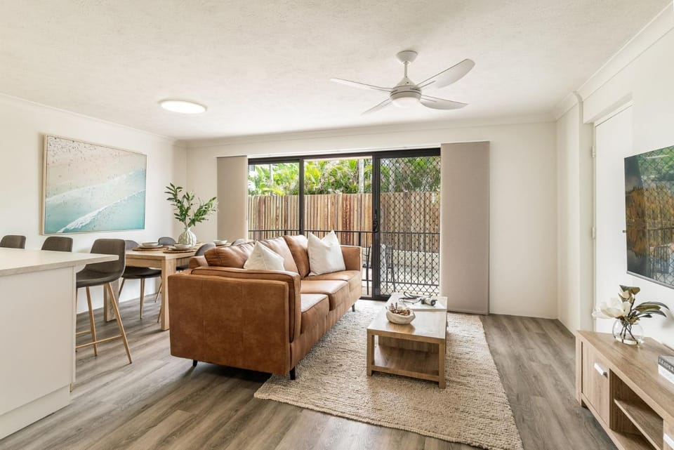 TV and multimedia, Balcony/Terrace, Living room, Seating area, Dining area