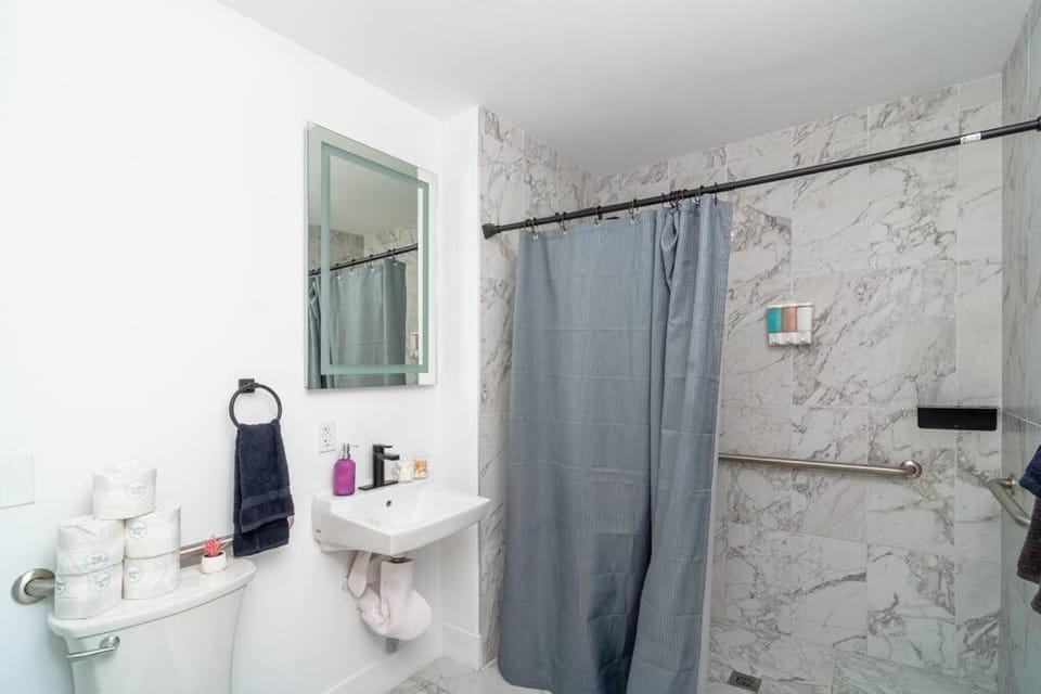 Modern 1BR Suite with King Bed Near Brickell, Downtown & Wynwood Apartment in Miami