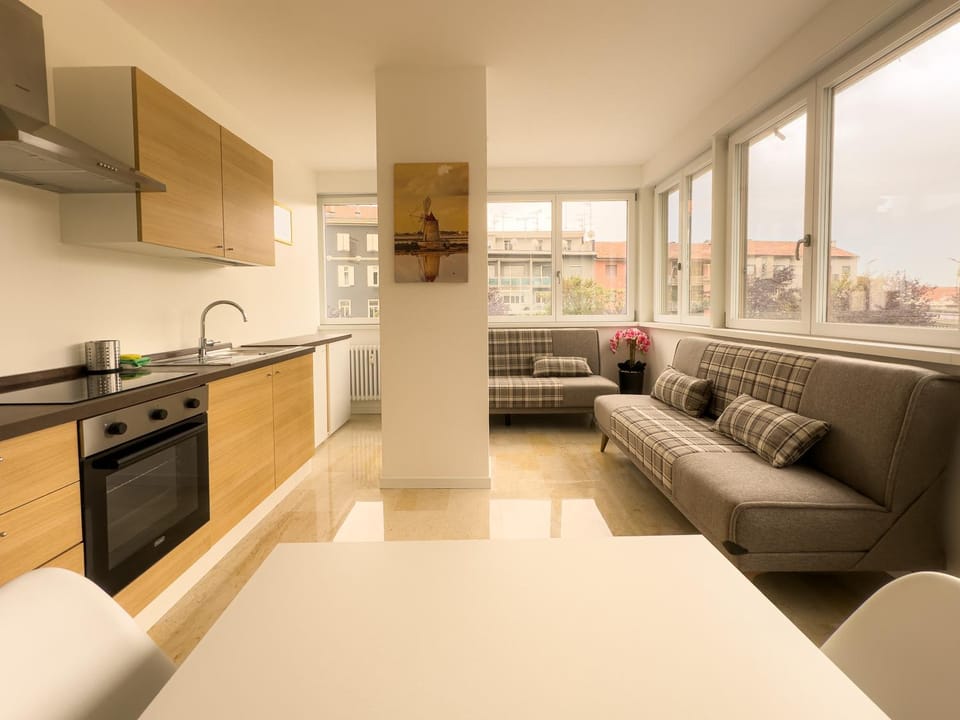 Kitchen or kitchenette, Living room, Seating area, Dining area