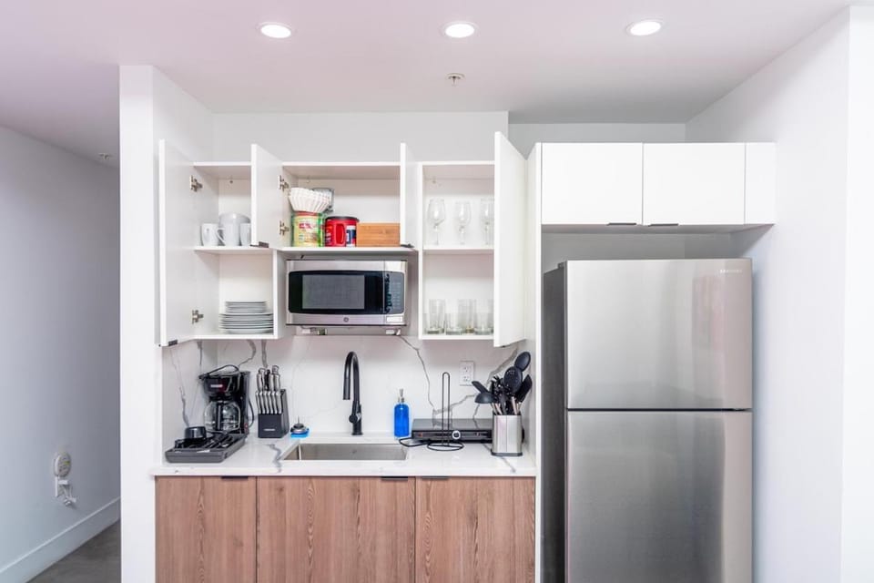 Stylish 1BR Suite with King Bed Walk to Marlins Park & Brickell Apartment in Miami