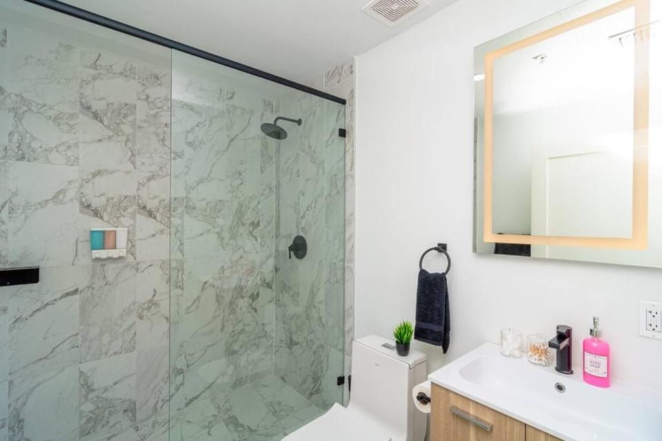 Stylish 1BR Suite with King Bed Walk to Marlins Park & Brickell Apartment in Miami