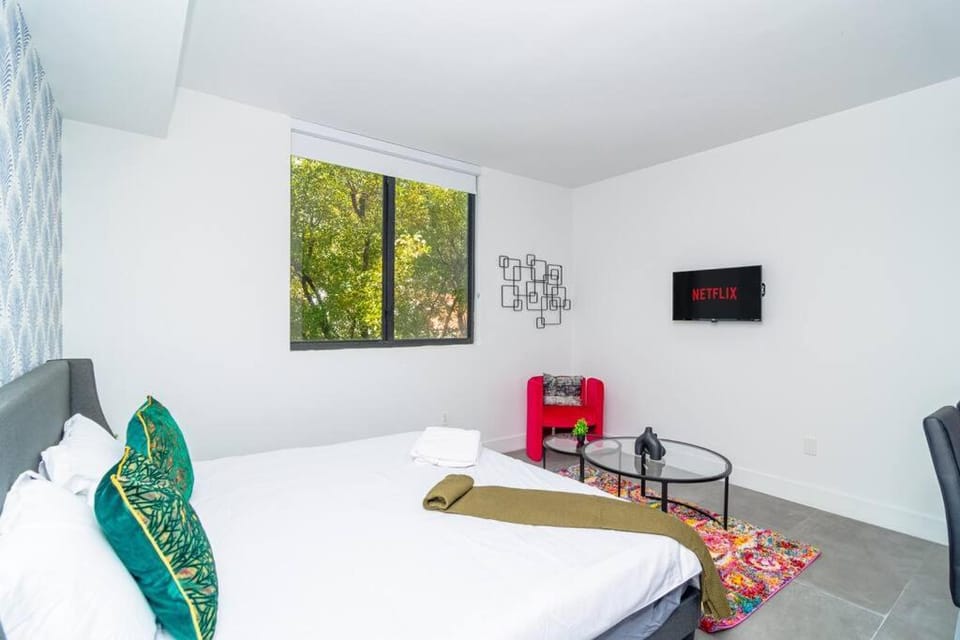 Stylish 1BR Suite with King Bed Walk to Marlins Park & Brickell Apartment in Miami