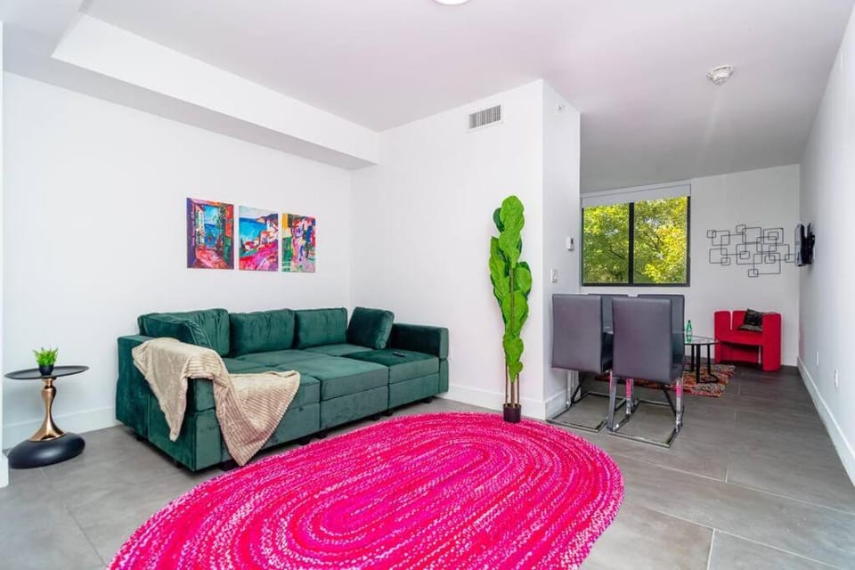 Stylish 1BR Suite with King Bed Walk to Marlins Park & Brickell Apartment in Miami