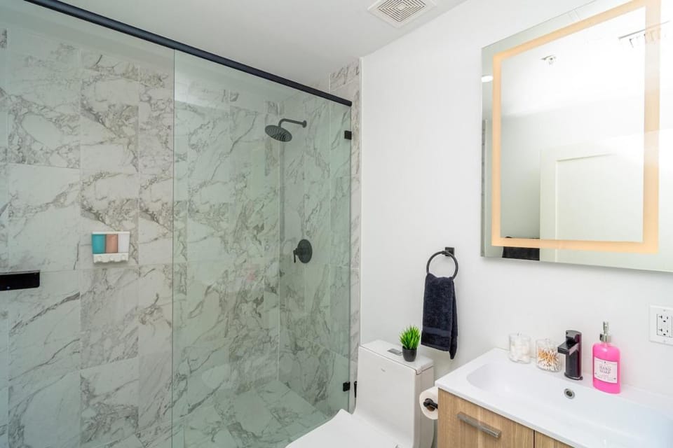 Stylish 1BR Suite with King Bed Walk to Marlins Park & Brickell Apartment in Miami