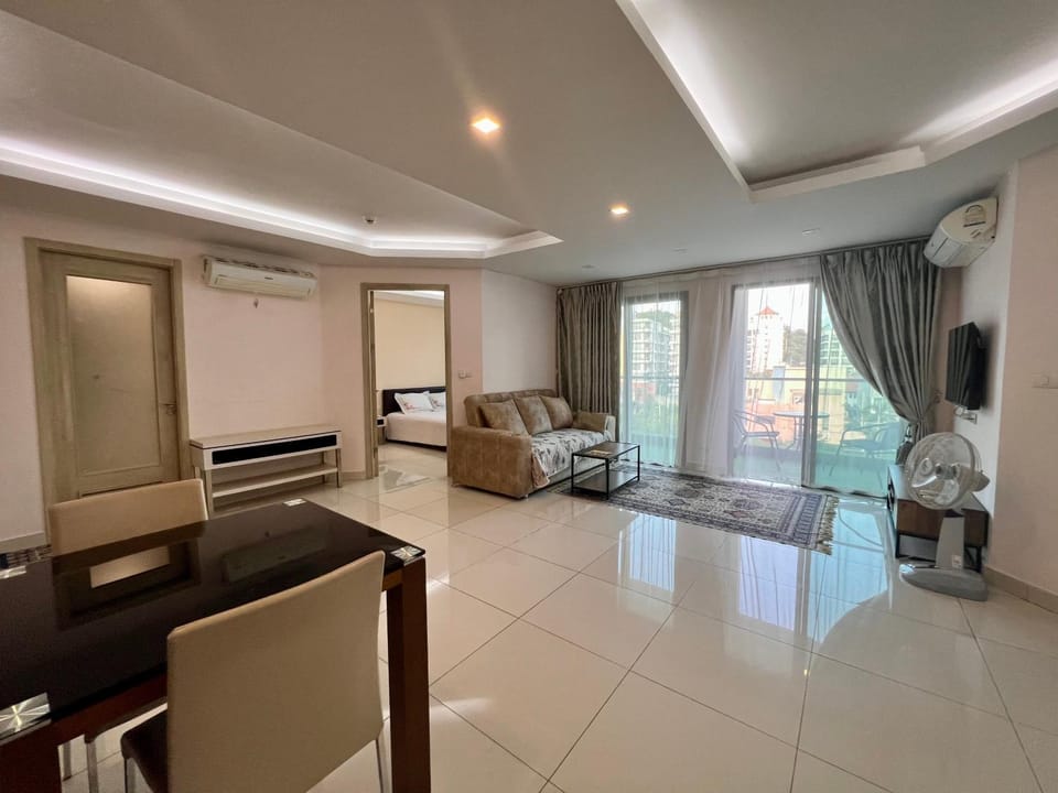 Bed, TV and multimedia, Living room, Seating area, Bedroom, air conditioner