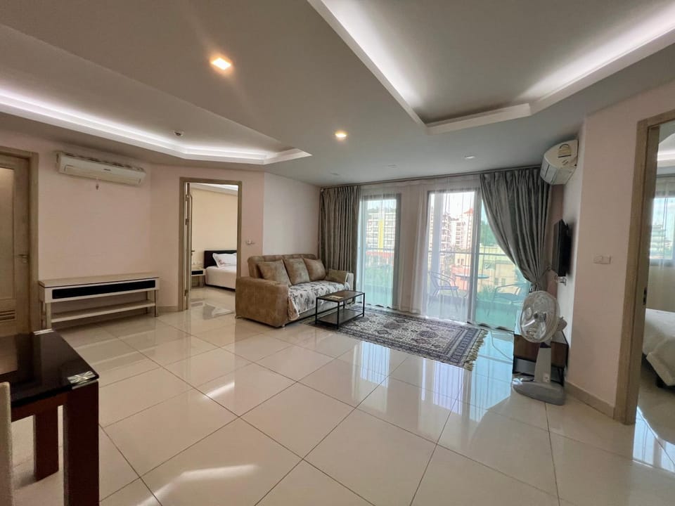 TV and multimedia, Living room, Photo of the whole room, Seating area, air conditioner