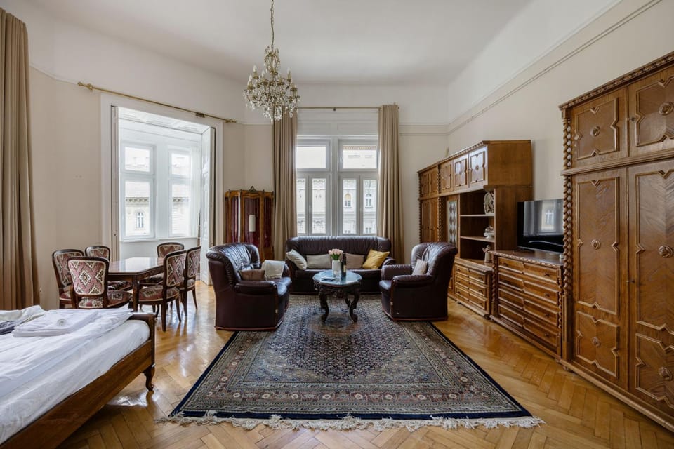 Communal lounge/ TV room, TV and multimedia, Living room, Seating area, Dining area, City view, internet, wardrobe, air conditioner