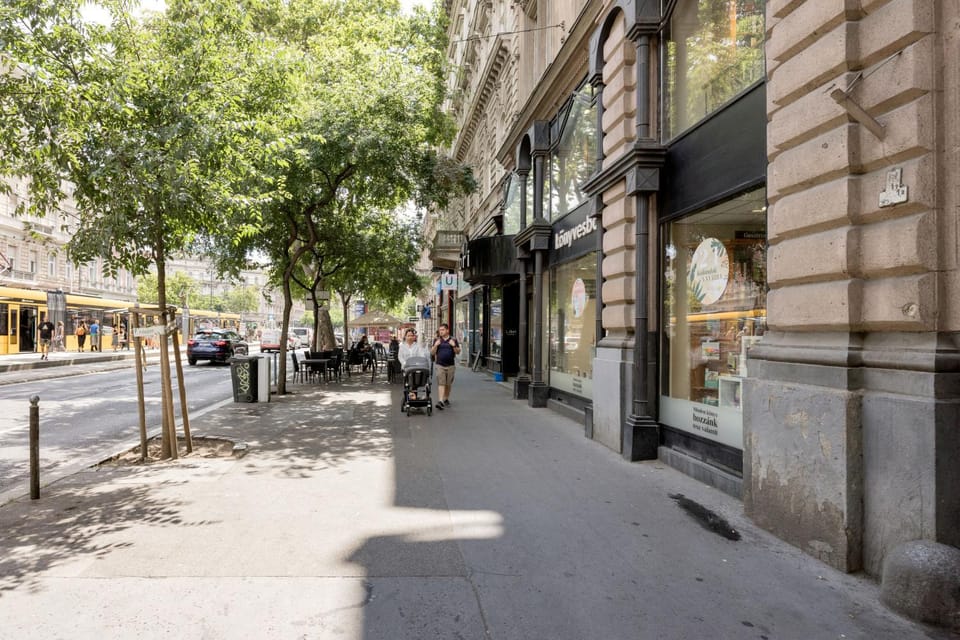 Property building, Neighbourhood, City view, Location