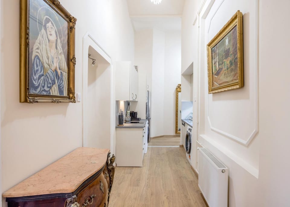 Coffee/tea facilities, Kitchen or kitchenette, dishwasher, microwave, oven, stove, washing machine, dryer