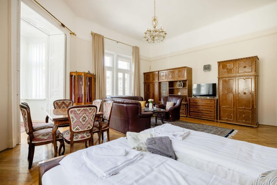 Bed, TV and multimedia, Living room, Seating area, Dining area, Bedroom, City view, internet, towels, wardrobe, air conditioner