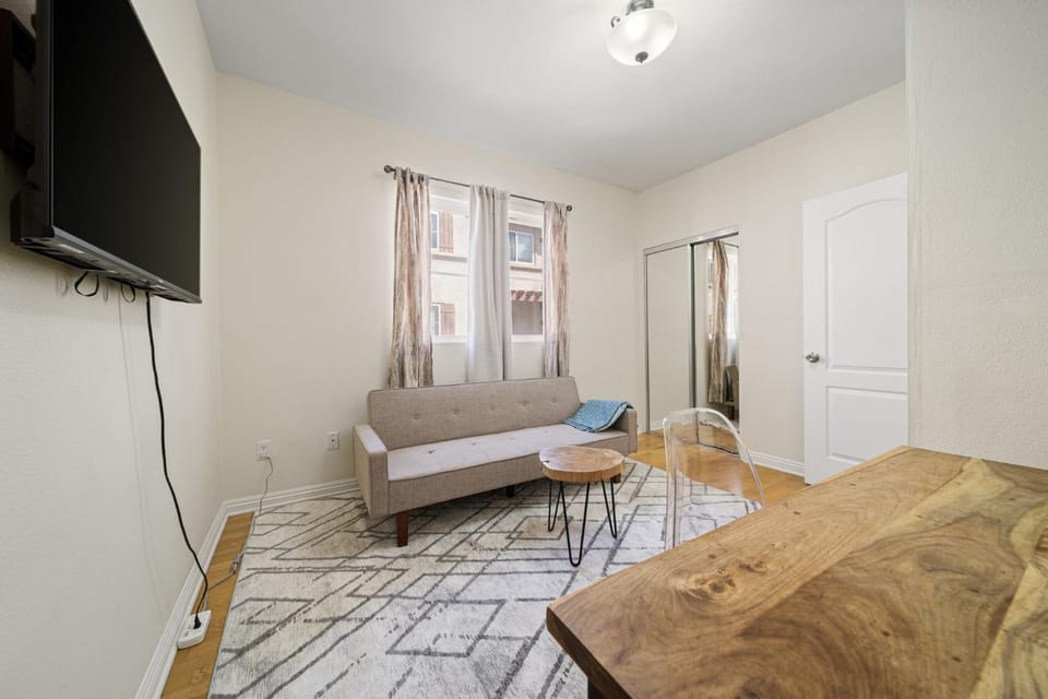 TV and multimedia, Living room, Photo of the whole room, Seating area, Bedroom