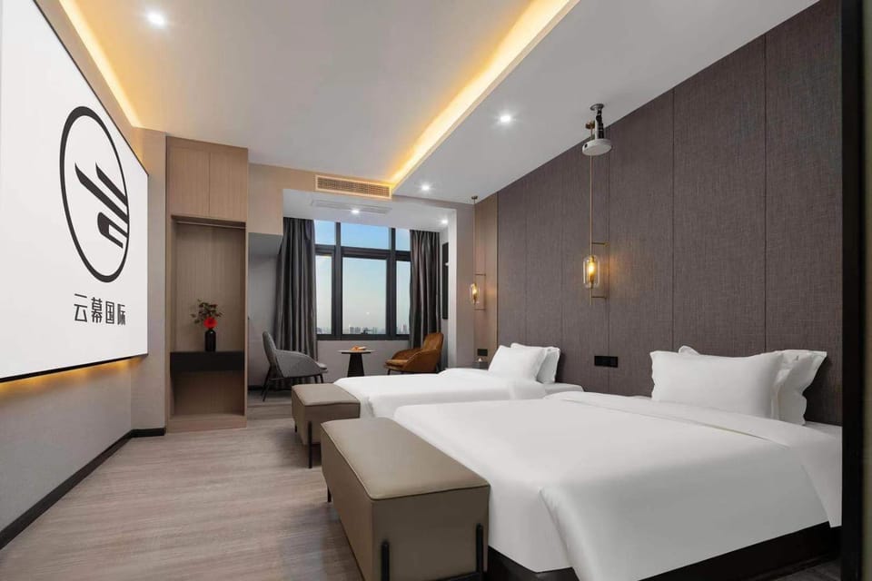 Bed, TV and multimedia, Seating area