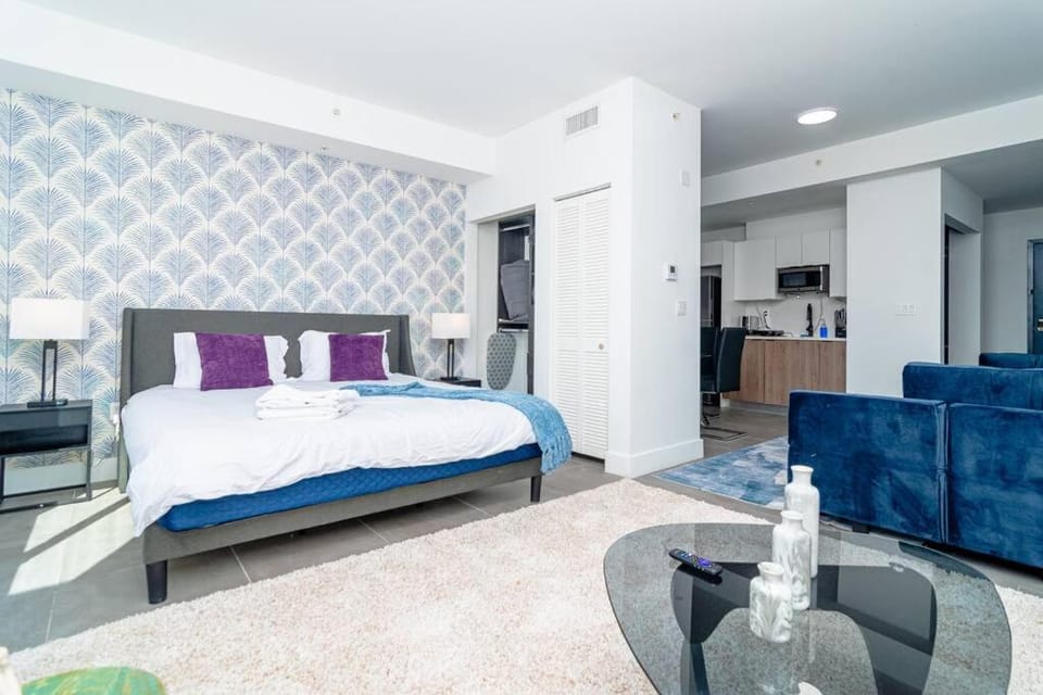 Bed, TV and multimedia, Bedroom