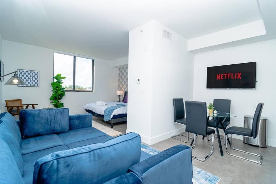TV and multimedia, Living room, Seating area, Evening entertainment