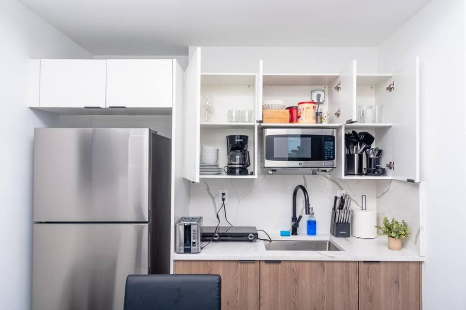 Coffee/tea facilities, Kitchen or kitchenette, stove, toaster