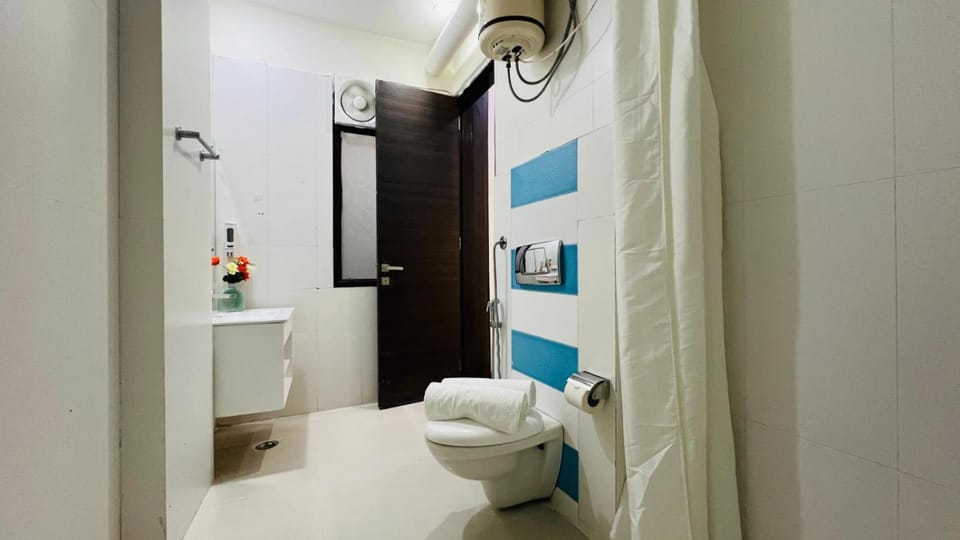 Toilet, Bathroom, towels
