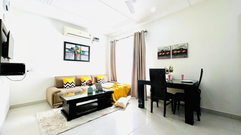 TV and multimedia, Living room, Seating area, Dining area, air conditioner