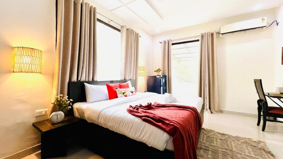 Bed, Photo of the whole room, Seating area, Bedroom, air conditioner