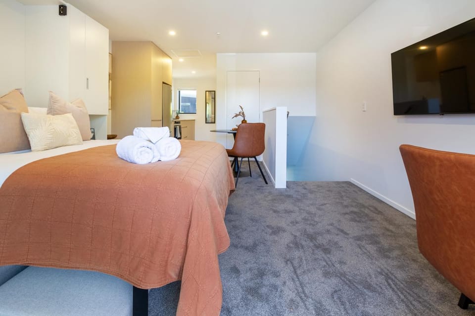 Bed, TV and multimedia, Living room, Bedroom, towels