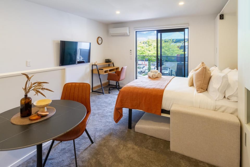Bed, TV and multimedia, Living room, Photo of the whole room, Seating area, Dining area, air conditioner