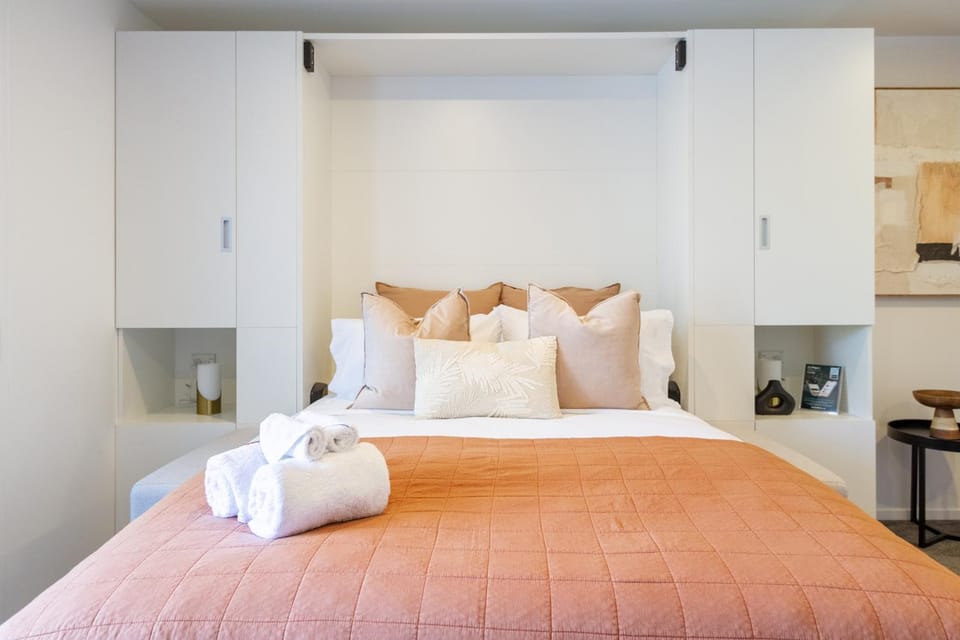 Bed, Decorative detail, towels