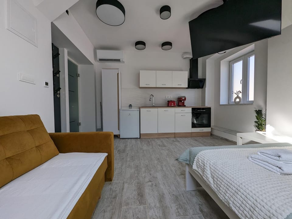 TV and multimedia, Kitchen or kitchenette, Photo of the whole room, Seating area, towels, air conditioner