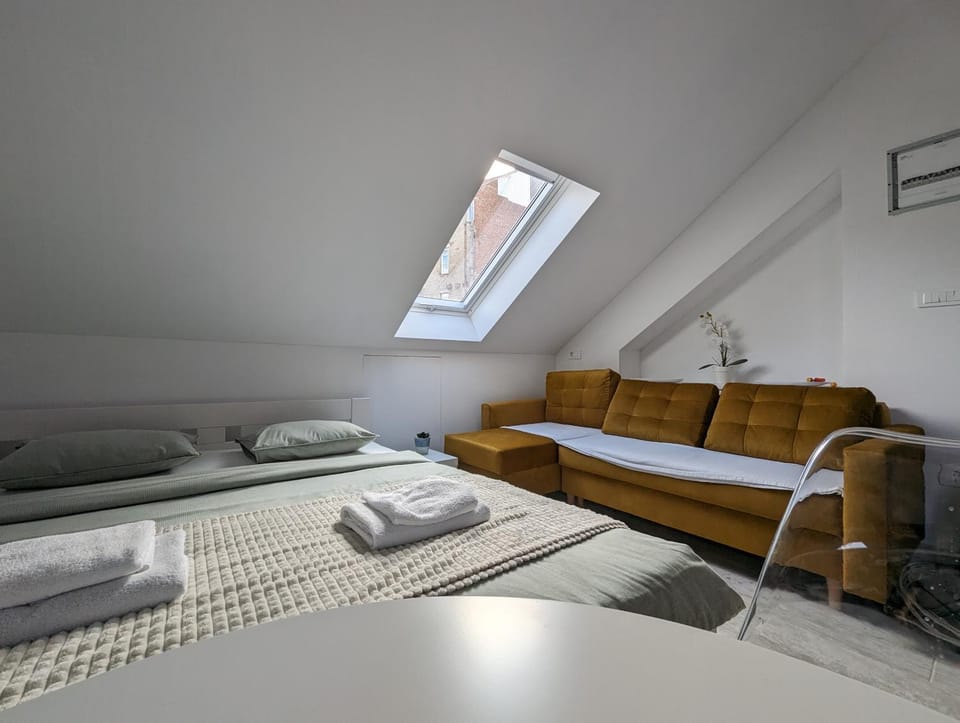 Bed, Photo of the whole room, Seating area