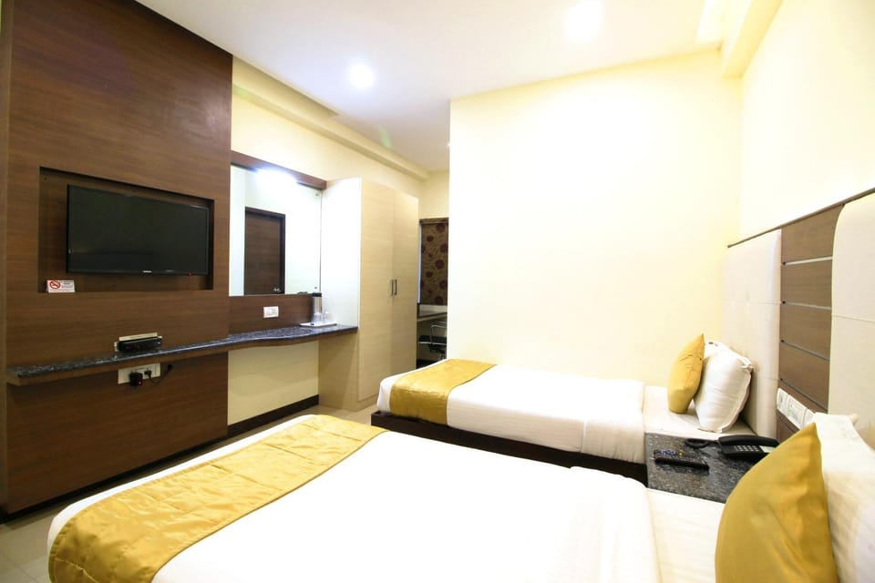 Bed, TV and multimedia, Photo of the whole room, Bedroom