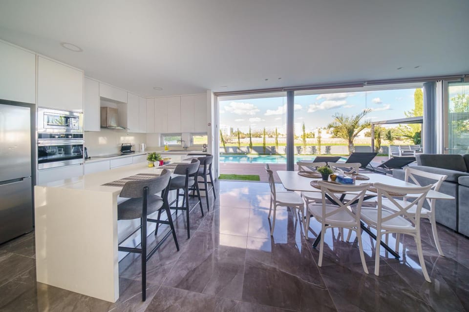 Kitchen or kitchenette, Dining area, oven, stove