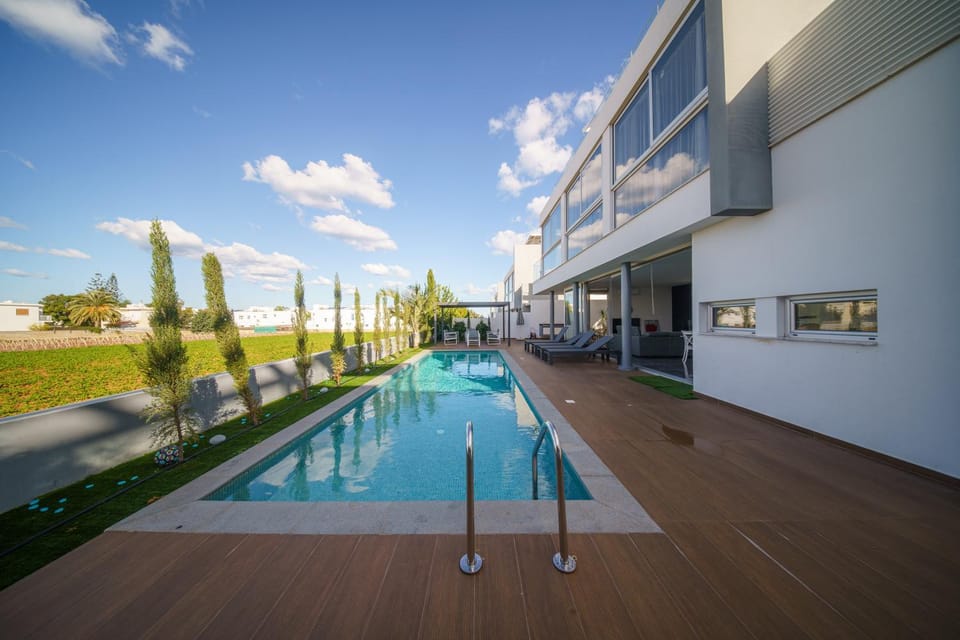 Property building, Day, Pool view, Swimming pool, sunbed
