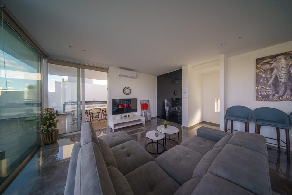 Communal lounge/ TV room, TV and multimedia, Living room, Seating area, Evening entertainment