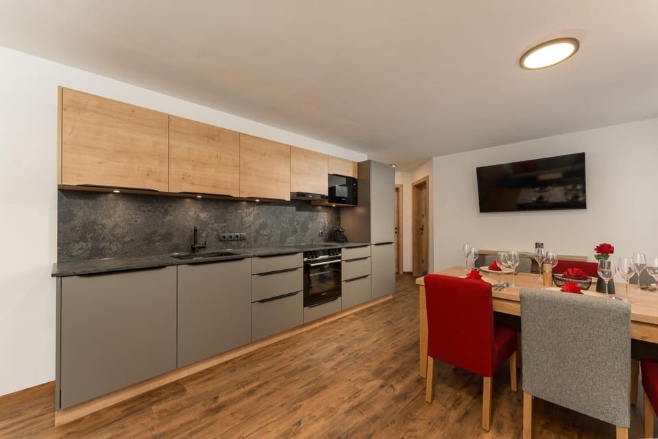 Kitchen or kitchenette, Dining area, oven, stove
