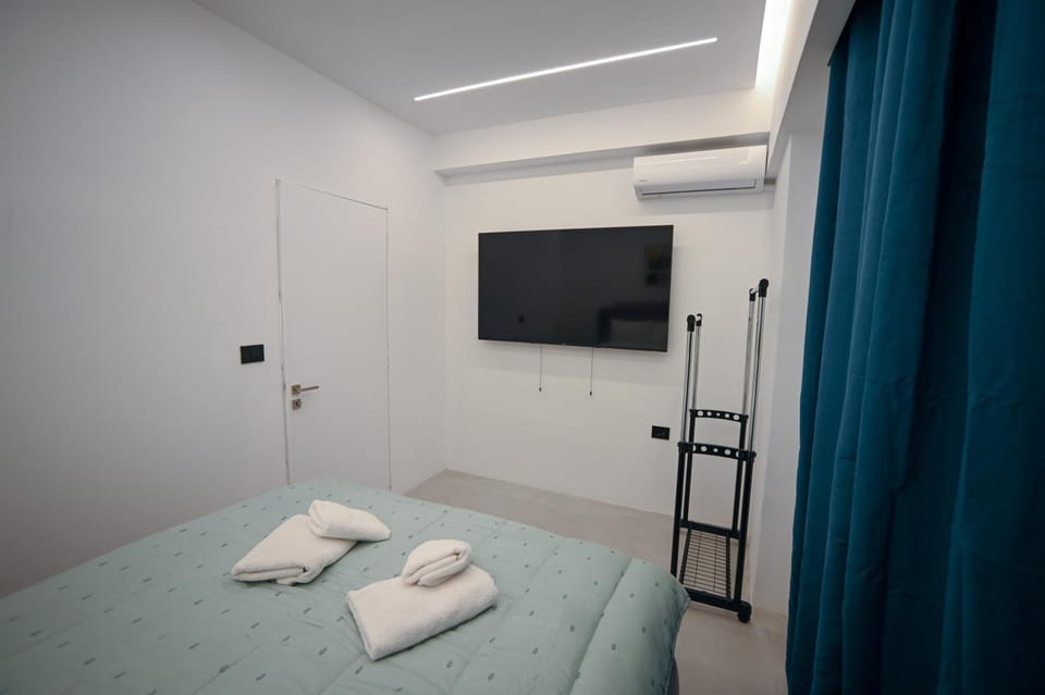 Bed, TV and multimedia, Photo of the whole room, Bedroom, towels
