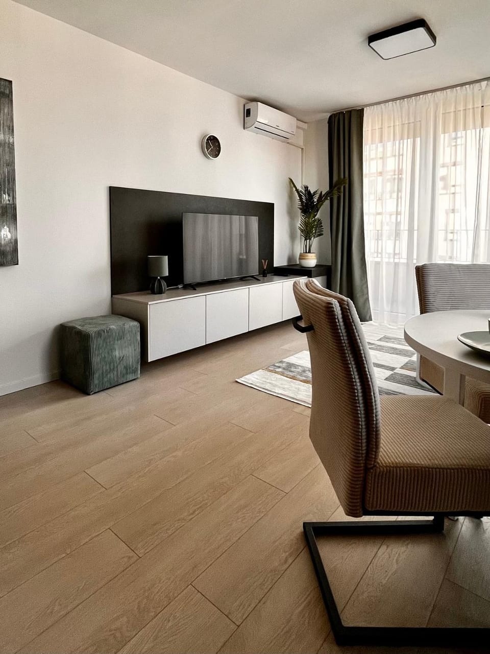 Communal lounge/ TV room, TV and multimedia, Living room, Seating area, Evening entertainment, air conditioner
