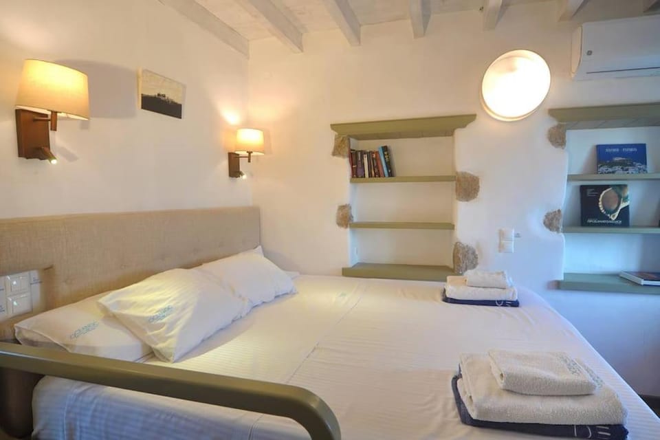 Sea & Sunset View Villa Chora with private jacuzzi House in Decentralized Administration of the Aegean