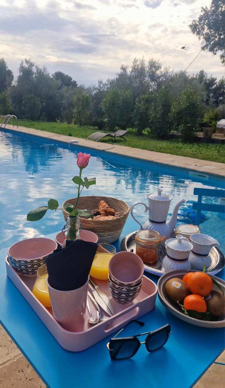 Swimming pool, Breakfast