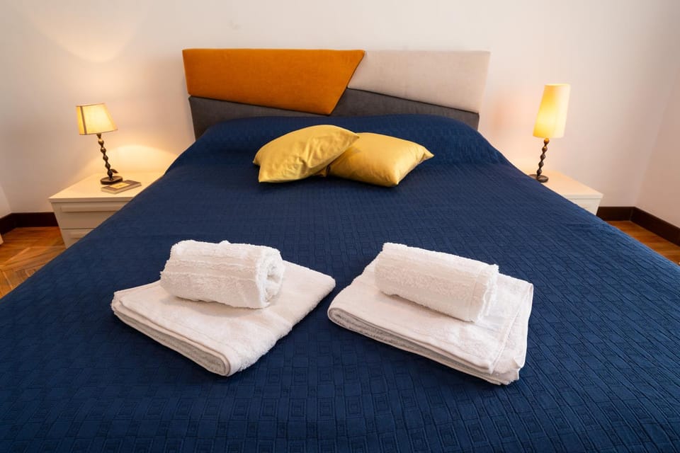 Bed, Photo of the whole room, Bedroom, towels