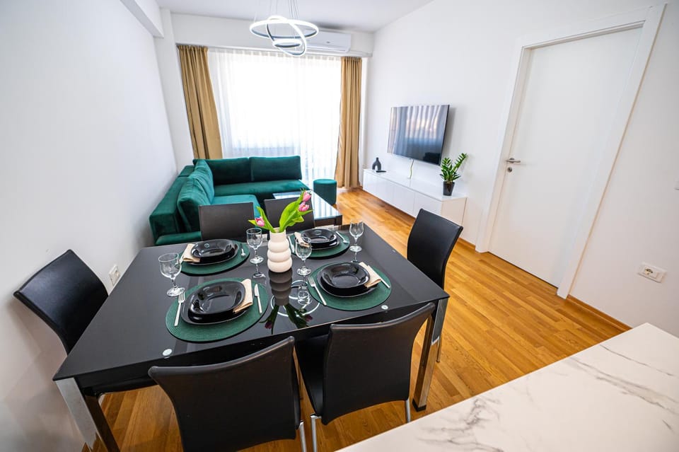 TV and multimedia, Living room, Seating area, Dining area
