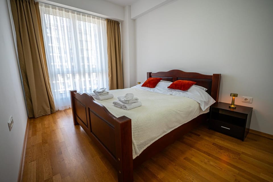 Bed, towels