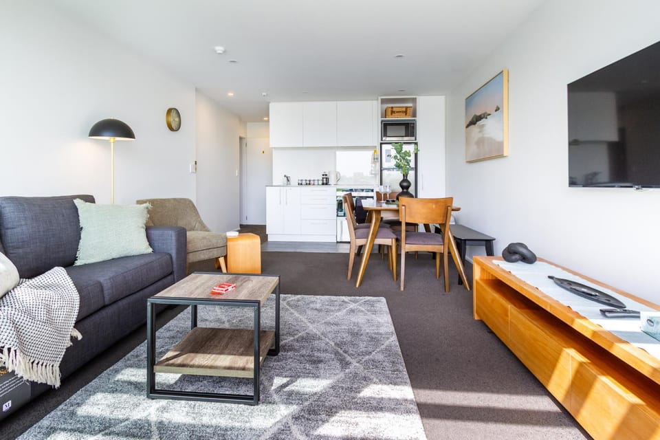 TV and multimedia, Kitchen or kitchenette, Living room, Decorative detail, Seating area, Dining area, oven