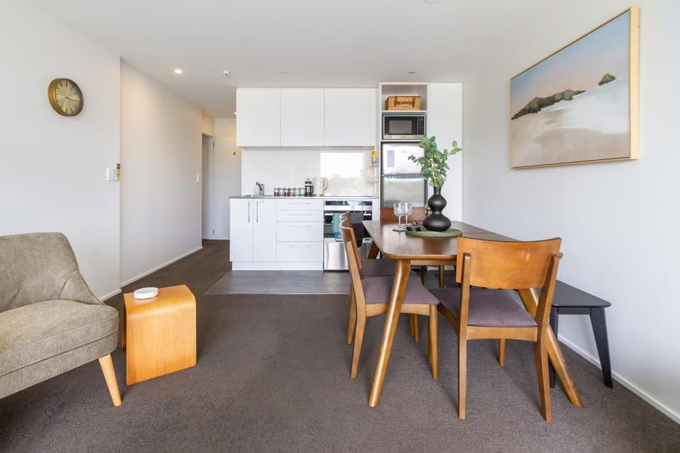 Coffee/tea facilities, Kitchen or kitchenette, Decorative detail, Seating area, Dining area, oven, stove