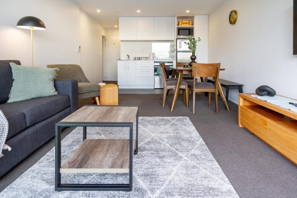 TV and multimedia, Kitchen or kitchenette, Living room, Decorative detail, Seating area, Dining area
